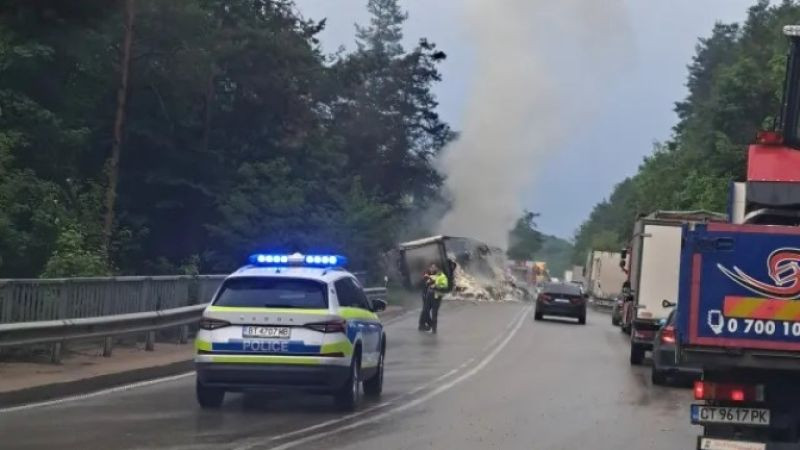 Горящ камион затапи Прохода на Републиката